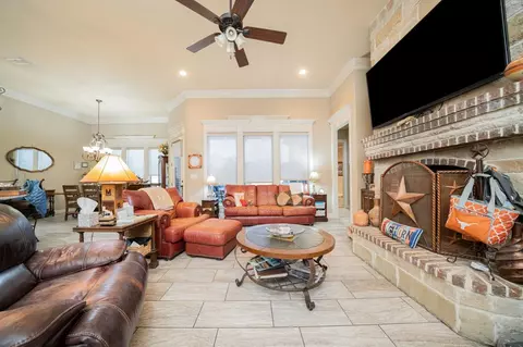 Living - 135 Circle Dr, Longview, TX 75602 photo 3 of 5