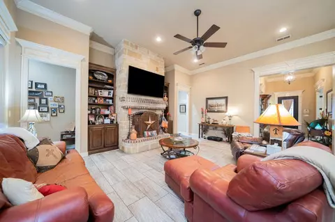 Living - 135 Circle Dr, Longview, TX 75602 photo 2 of 5