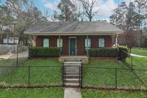 3075 E Lake Dr, Gladewater, TX 75647