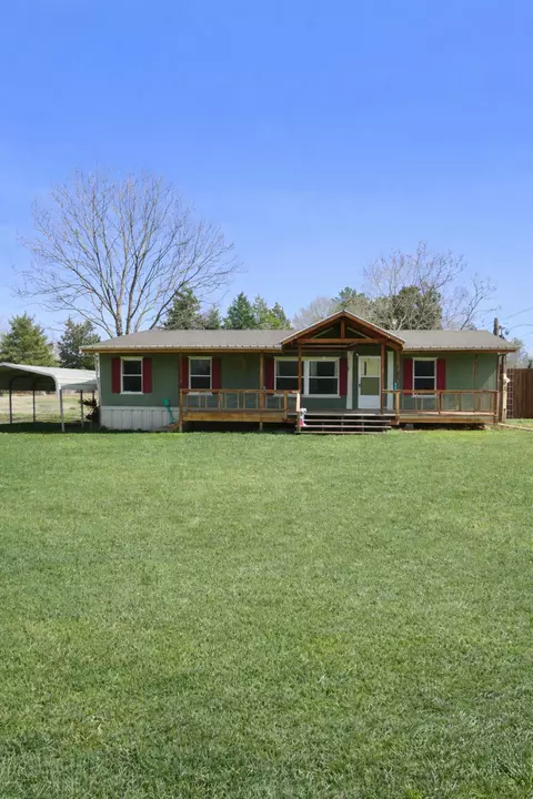 112 Melody Dr, Gladewater, TX 75647