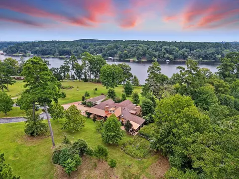 179 Springlake Dr, Gladewater, TX 75647