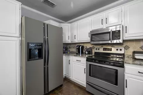 Kitchen - 4 Spring Valley Cir, Longview, TX 75605 photo 2 of 3