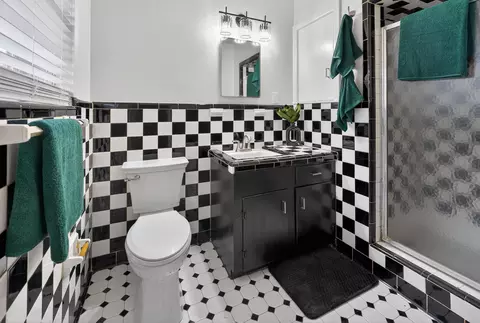 Bath - 307 E Fairlane Dr, Longview, TX 75604 photo 2 of 5