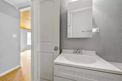 Bath - 203 Pirate Ave E, Longview, TX 75604 photo 3 of 5