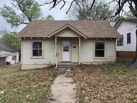 808 Melba Ave, Gladewater, TX 75647