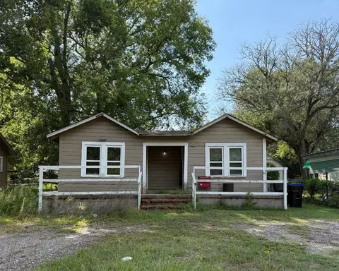 623 625 627 Harrell St, Longview, TX 75601