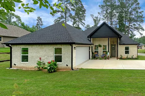 466 S Forest Lake Dr, Longview, TX 75605