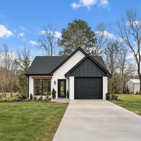 506 E Paschal St, Troup, TX 75789