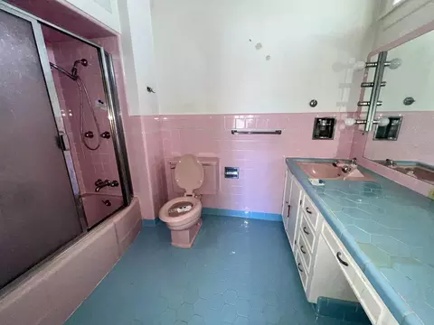 Bath - 524 E Young, Longview, TX 75602 photo 4 of 5