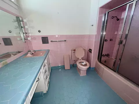 Bath - 524 E Young, Longview, TX 75602 photo 3 of 5