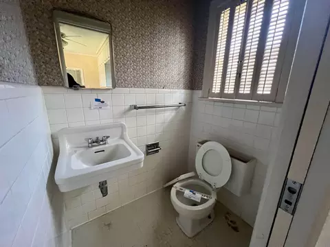 Bath - 524 E Young, Longview, TX 75602 photo 2 of 5