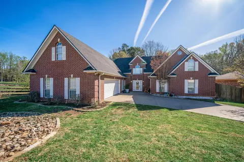 61 S Pebble Creek Dr, Longview, TX 75605