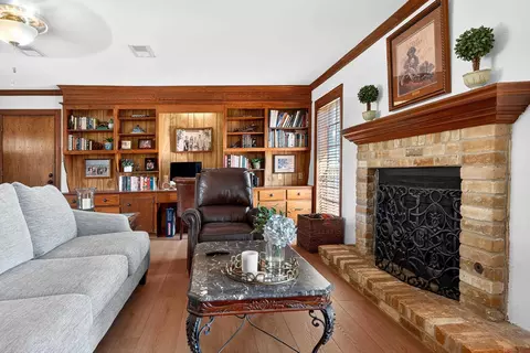 Living - 2002 E Warwick Cir, Longview, TX 75601 photo 4 of 5