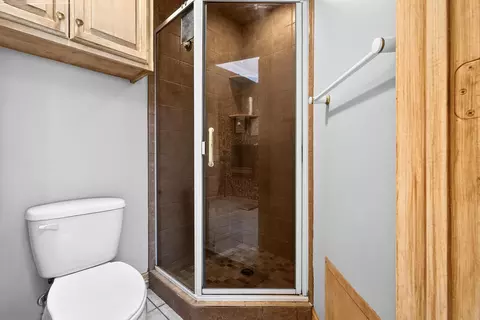 Bath - 2002 E Warwick Cir, Longview, TX 75601 photo 4 of 5