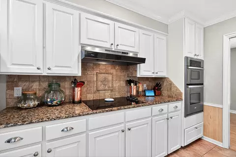 Kitchen - 2002 E Warwick Cir, Longview, TX 75601 photo 3 of 4