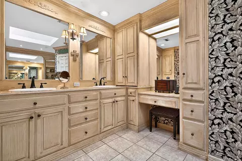 Bath - 2002 E Warwick Cir, Longview, TX 75601 photo 2 of 5