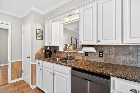 Kitchen - 2002 E Warwick Cir, Longview, TX 75601 photo 2 of 4