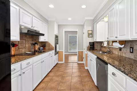 Kitchen - 2002 E Warwick Cir, Longview, TX 75601 photo 1 of 4
