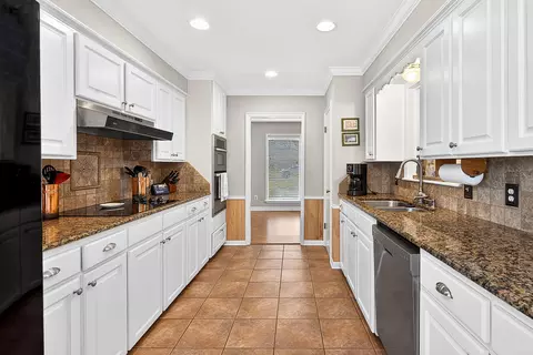 Kitchen - 2002 E Warwick Cir, Longview, TX 75601 photo 1 of 4
