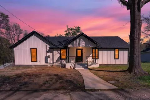 203 S Olive St, Gladewater, TX 75647