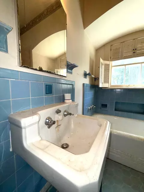 Bath - 27 Covington Dr, Longview, TX 75602 photo 5 of 5