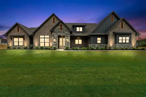 220 Cottonwood Cir, Longview, TX 75605