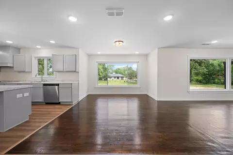 Living - 508 E Melton St, Longview, TX 75602 photo 4 of 6