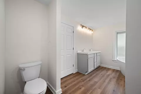 Bath - 508 E Melton St, Longview, TX 75602 photo 3 of 5