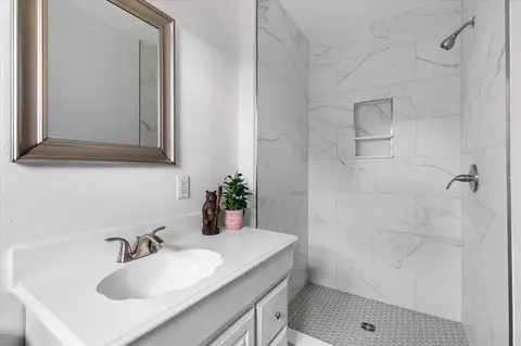 Bath - 2205 Pine Tree Rd, Longview, TX 75604 photo 2 of 4