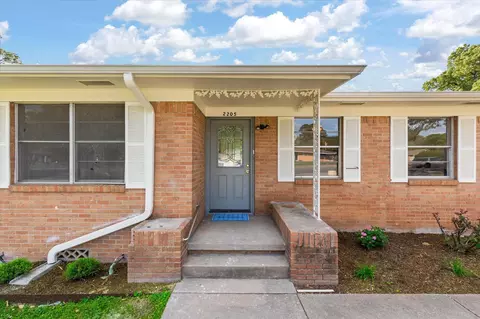 Exterior - 2205 Pine Tree Rd, Longview, TX 75604 photo 4 of 7