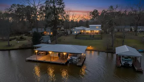 2118 W Lake Dr, Gladewater, TX 75647