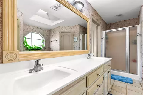 Bath - 3221 Lopez Ct, Longview, TX 75605 photo 2 of 4