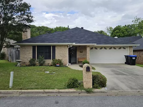 218 Woodcreek Dr, Longview, TX 75605