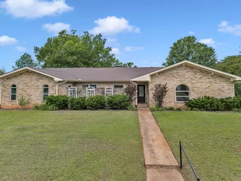 221 Melany Ln, Longview, TX 75605