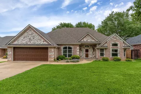 3804 Falls Creek Dr, Longview, TX 75605