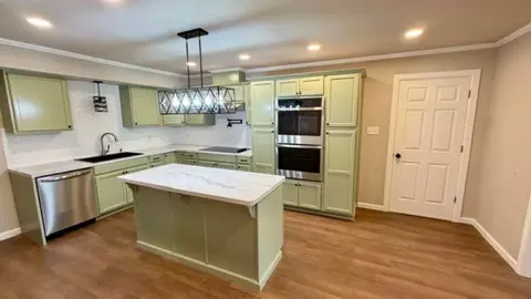Kitchen - 2013 E Warwick Cir, Longview, TX 75601 photo 4 of 5