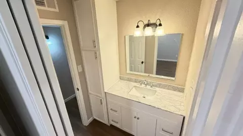 Bath - 2013 E Warwick Cir, Longview, TX 75601 photo 2 of 2