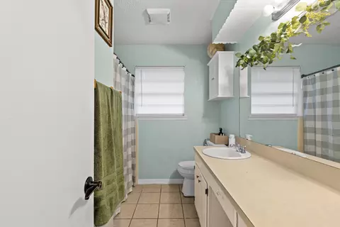 Bath - 400 Conroe St, Longview, TX 75604 photo 1 of 3