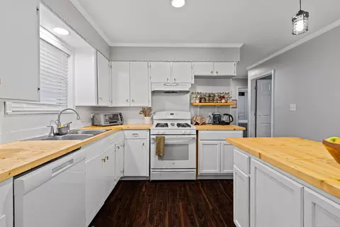 Kitchen - 400 Conroe St, Longview, TX 75604 photo 3 of 4