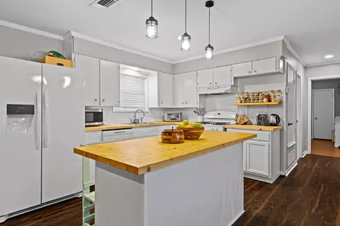 Kitchen - 400 Conroe St, Longview, TX 75604 photo 1 of 4