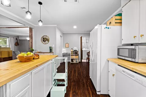 Kitchen - 400 Conroe St, Longview, TX 75604 photo 4 of 4