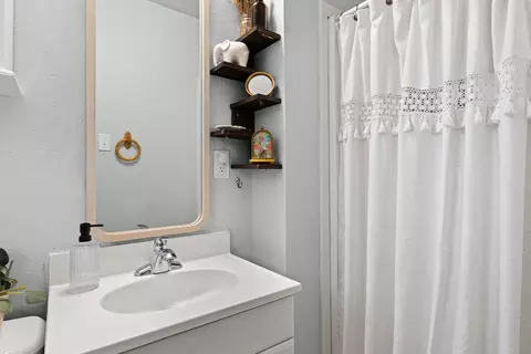 Bath - 400 Conroe St, Longview, TX 75604 photo 3 of 3