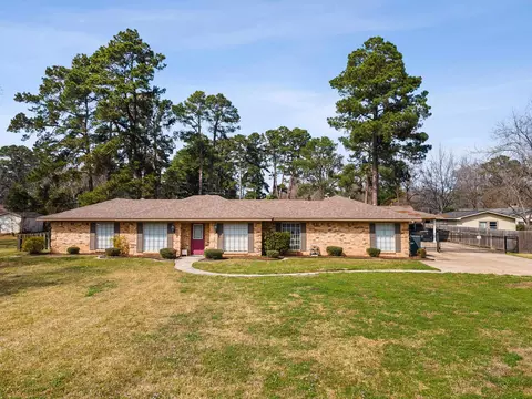 1302 W Sabine St, Carthage, TX 75633