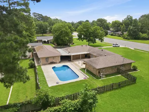 1302 W Sabine St, Carthage, TX 75633