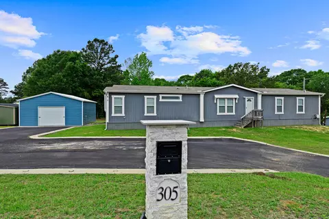 305 Oakwood Rd, Gladewater, TX 75647