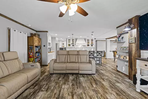 305 Oakwood Rd, Gladewater, TX 75647
