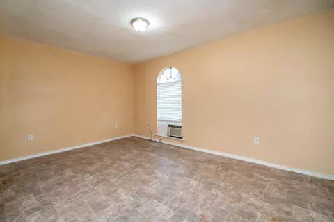 Living - 809 Herbert, Marshall, TX 75670 photo 5 of 8
