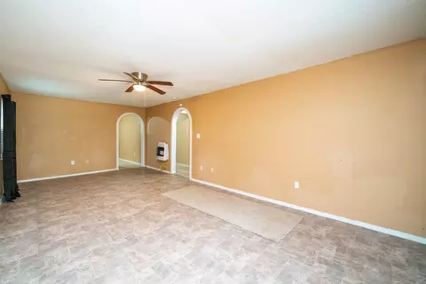 Living - 809 Herbert, Marshall, TX 75670 photo 3 of 8