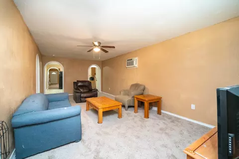 Living - 809 Herbert, Marshall, TX 75670 photo 6 of 8