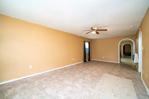 Living - 809 Herbert, Marshall, TX 75670 photo 4 of 8